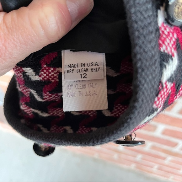 Black, white and red patterned blazer. Quality piece. Size 12 - Picture 9 of 12